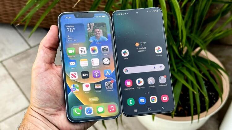 Сравнение Samsung Galaxy S22 и iPhone 14. Какой лучше купить. Как видите, размеры у смартфонов практически одинаковые. Фото.