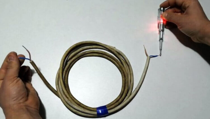 Индикаторная отвёртка — как работает. Никакого напряжения тут нет. Провод даже не имеет источника питания, но отвёртка всё равно светится, потому что линия цела. Фото.