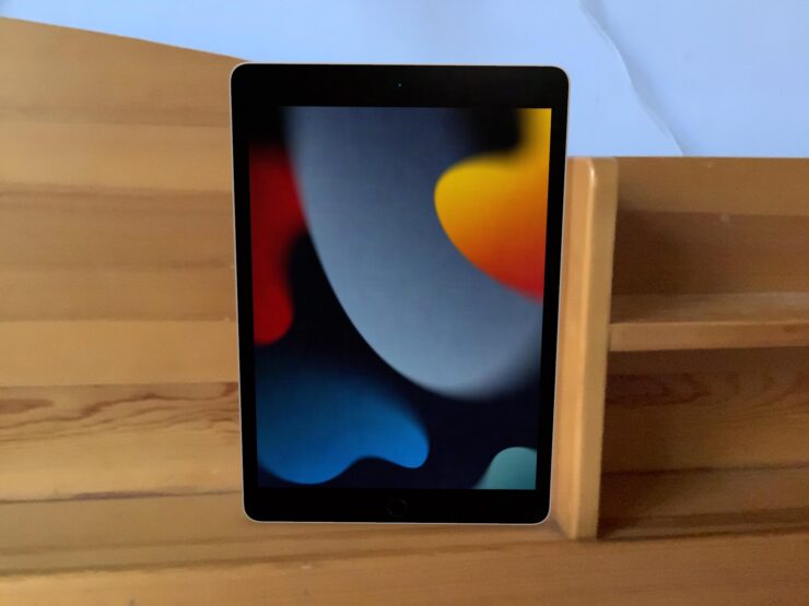 Какой планшет купить для ребенка. Благодаря большим рамкам ребенку будет удобно держать iPad 9 в руках. Какой планшет купить для ребенка. Благодаря большим рамкам ребенку будет удобно держать iPad 9 в руках. Фото.