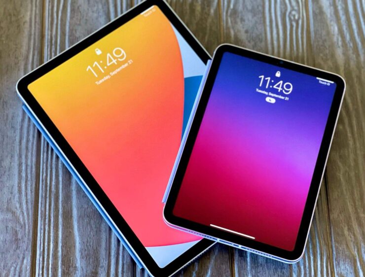 На маленьком Айпаде играть “на ходу” значительно удобнее. Фото.