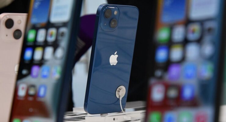 Угадайте, какой это iPhone? То-то и оно. Фото.