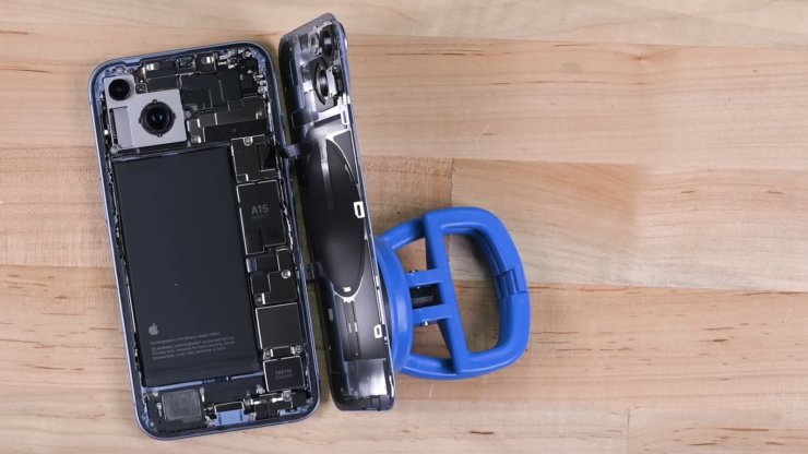 Ремонт iPhone 15 Pro Max. iPhone 15 Pro и iPhone 15 Pro Max разбираются так же просто как и iPhone 14. Ремонт iPhone 15 Pro Max. iPhone 15 Pro и iPhone 15 Pro Max разбираются так же просто как и iPhone 14. Фото.