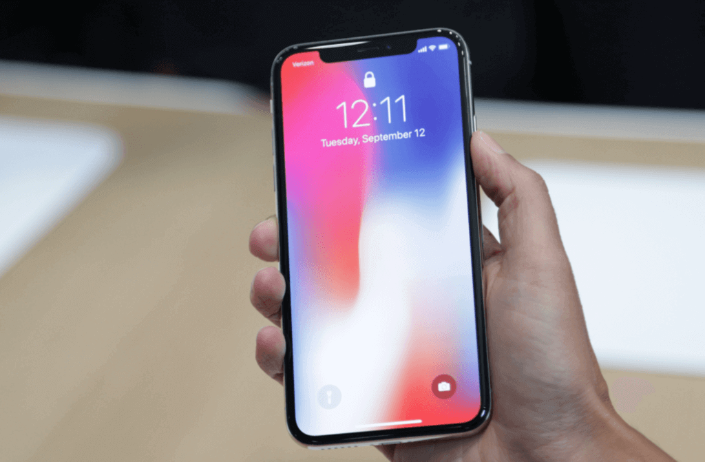 iPhone X совершил революцию в управлении смартфоном. Будет ли удобным отказ от оставшихся физических кнопок, покажет время. Фото.