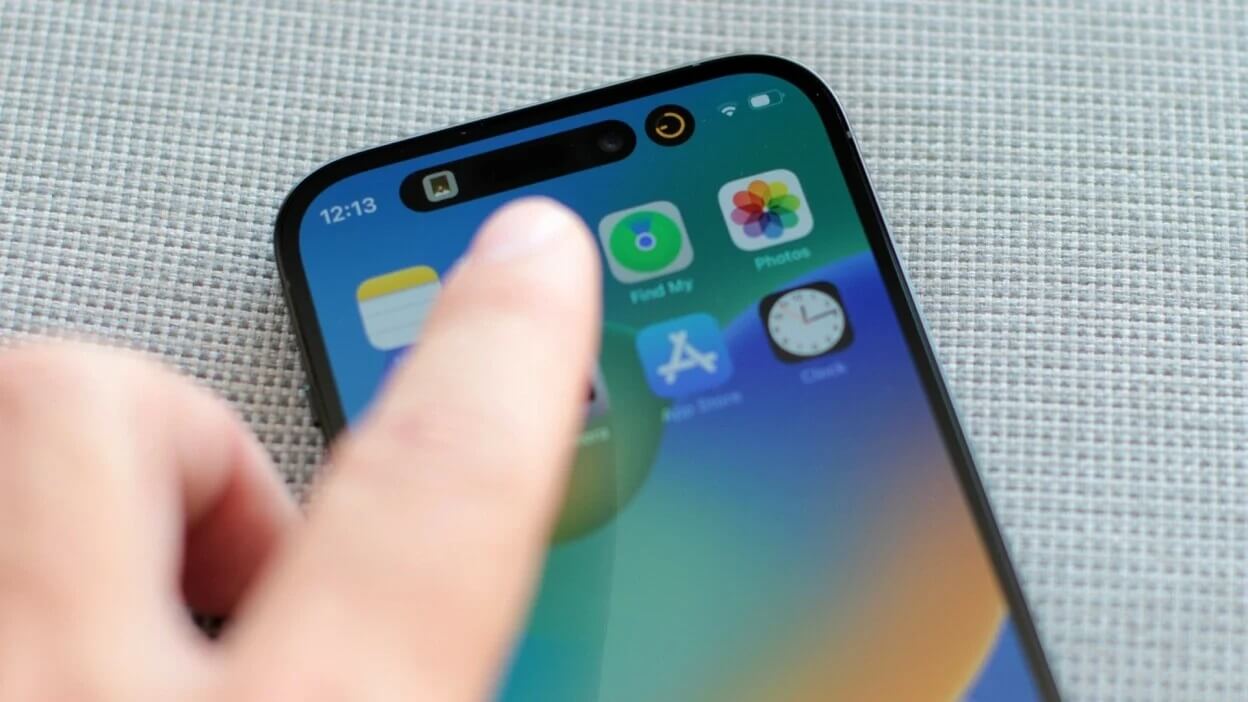 Dynamic Island выглядит прикольно, но места занимает больше, чем бровь. Фото.