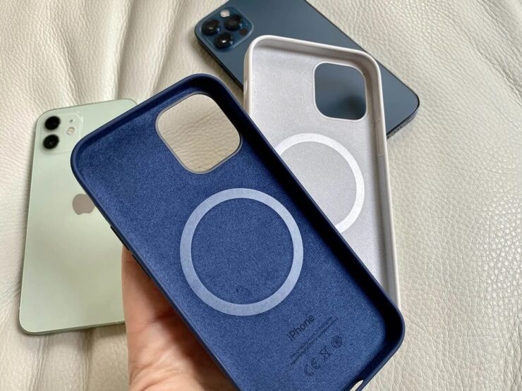 Чехол для Айфона внутри. Внутренняя часть оригинальных силиконовых чехлов сделана из мягкого материала. Фото.