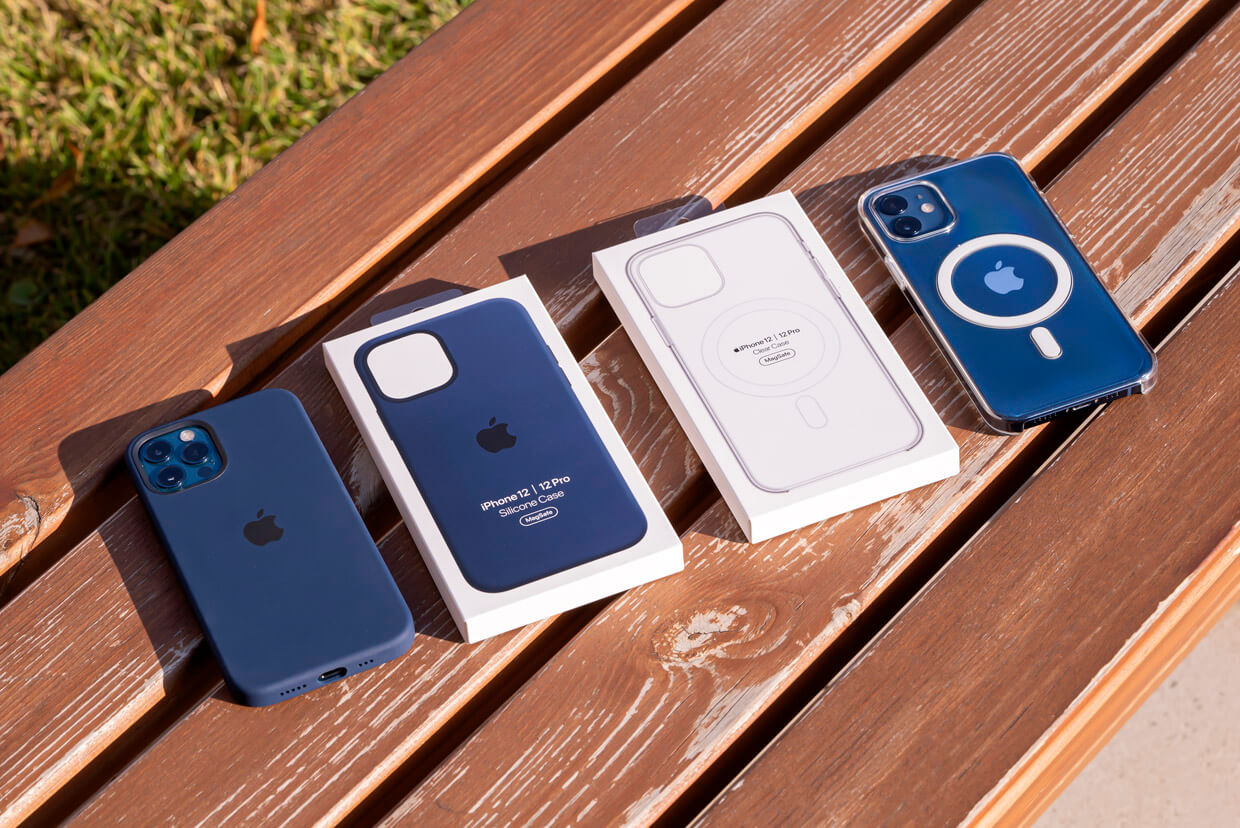 Прозрачный чехол с MagSafe можно определить по характерному кольцу сзади. Фото.