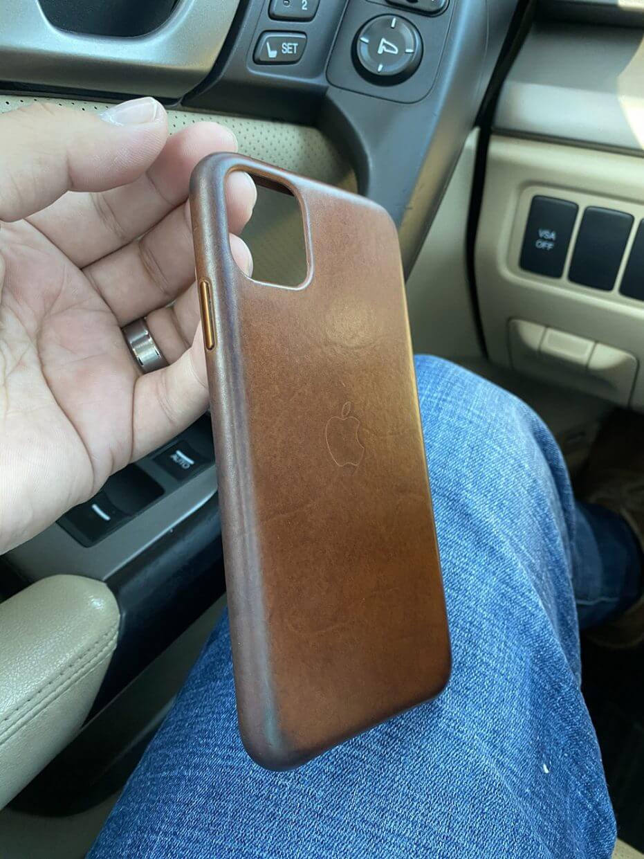 Вот так состаривается фирменный кожаный чехол Apple. Фото.