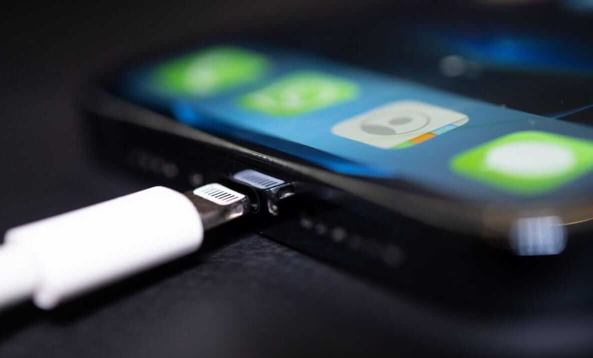 В интернете жалуются, что iPhone 14 бьётся током на зарядке. А Apple говорит — это норма. Фото.