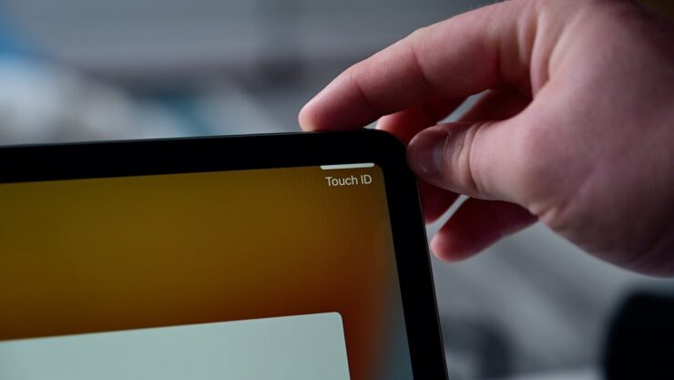 Face ID в iPhone SE. Touch ID в кнопке блокировки будет выглядеть также, как на Айпадах. Фото.