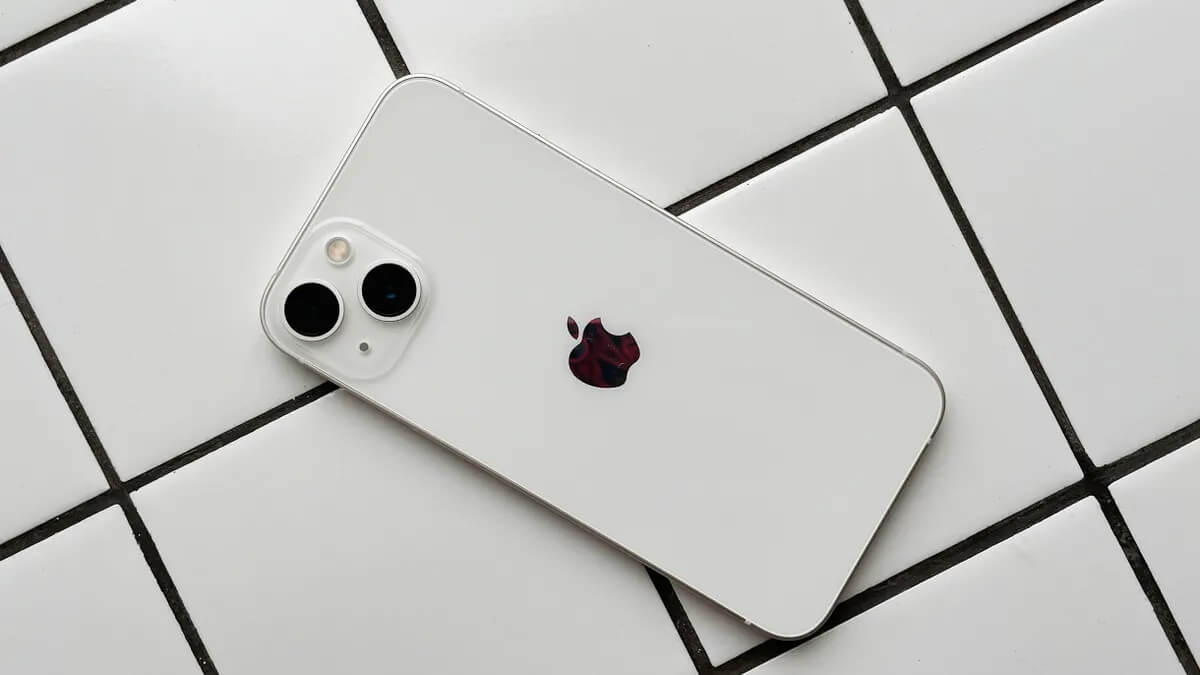 Начиная с iPhone 13, 64-гиговые версии остались только в старых моделях или iPhone SE. Хотя его тоже можно назвать старым. Фото.
