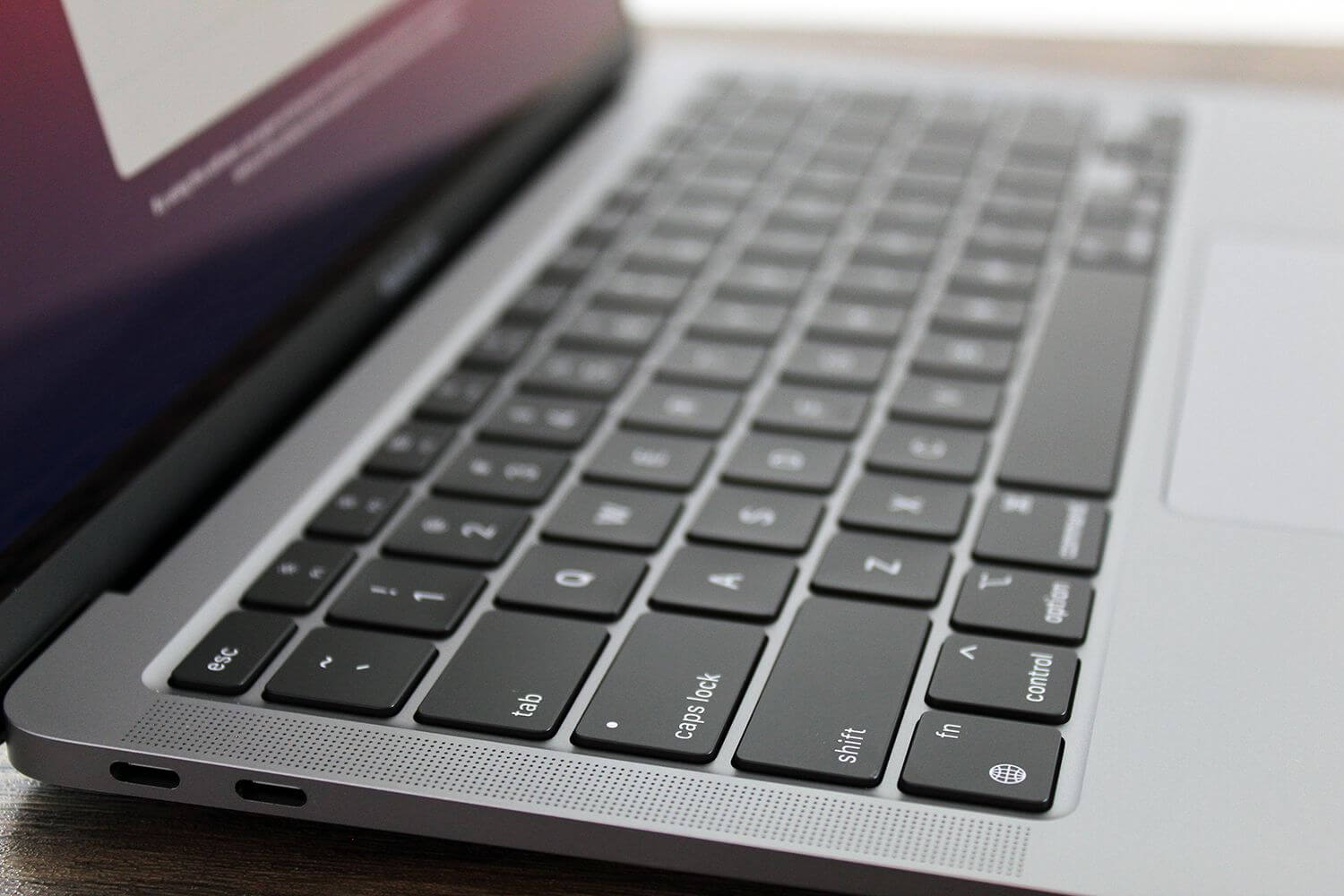 У серовозов, как правило, MacBook без русскоязычной раскладки. Фото.