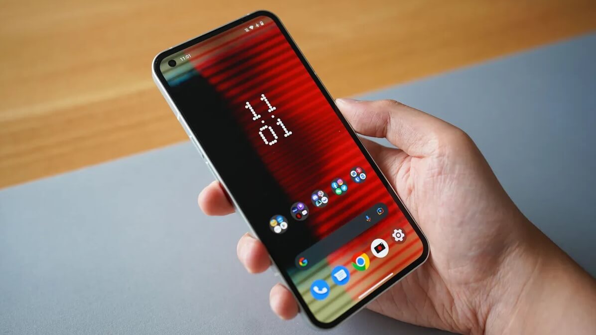 Программное обеспечение Nothing Phone 1, судя по всему, оптимизировано лучше, чем у всех остальных Android-смартфонов. Фото.