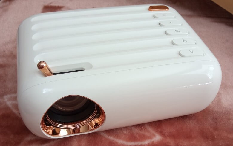 Купить проектор для домашнего кинотеатра. Чтобы получился полноценный кинотеатр дома, вам понадобятся ещё и мощные колонки. Фото.