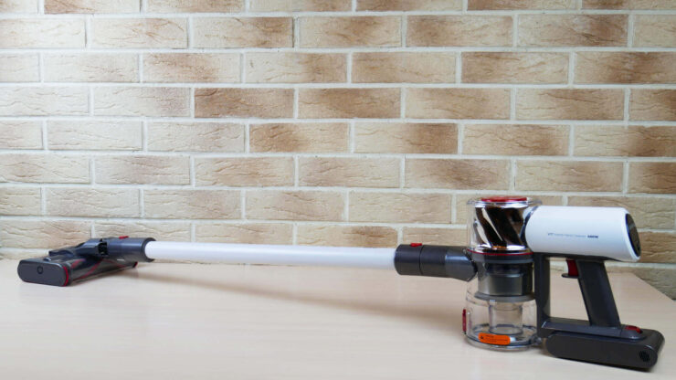 Ручной пылесос для дома. Выглядит устройство очень стильно благодаря белым вставкам корпуса. Фото.