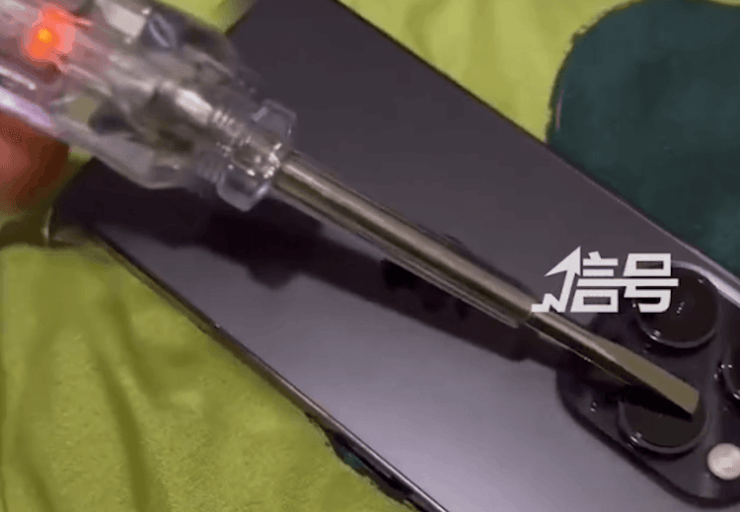 Айфон бьёт током на зарядке. Это кадр из видео, где автор доказывает, что его Айфон бьётся током. Фото.