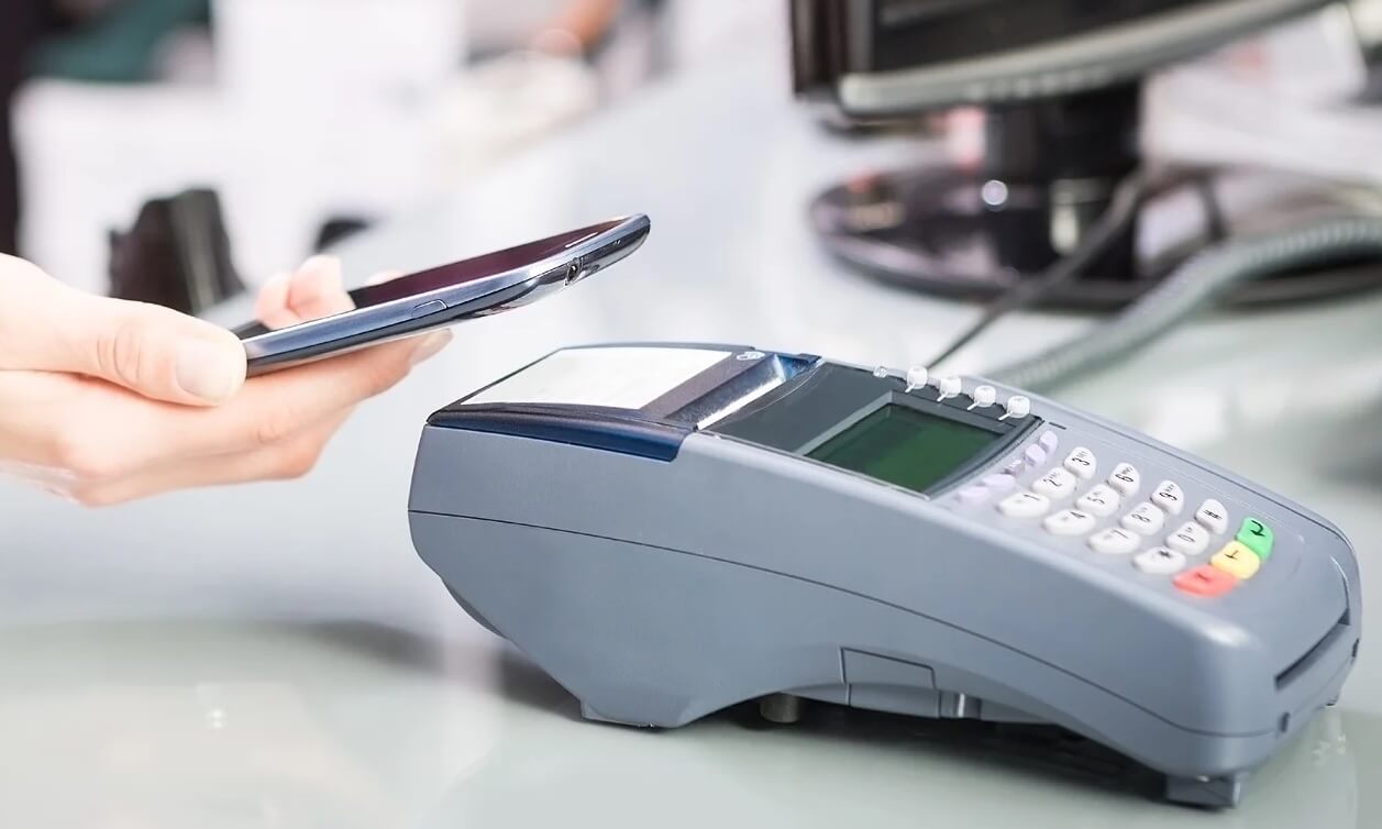 Android-смартфоны поддерживают бесконтактную оплату в России, а Айфоны — нет. Фото.