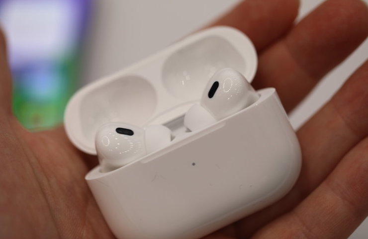 Where to buy AirPods individually.  Separately, you can buy not only headphones, but also a case.  A photo.