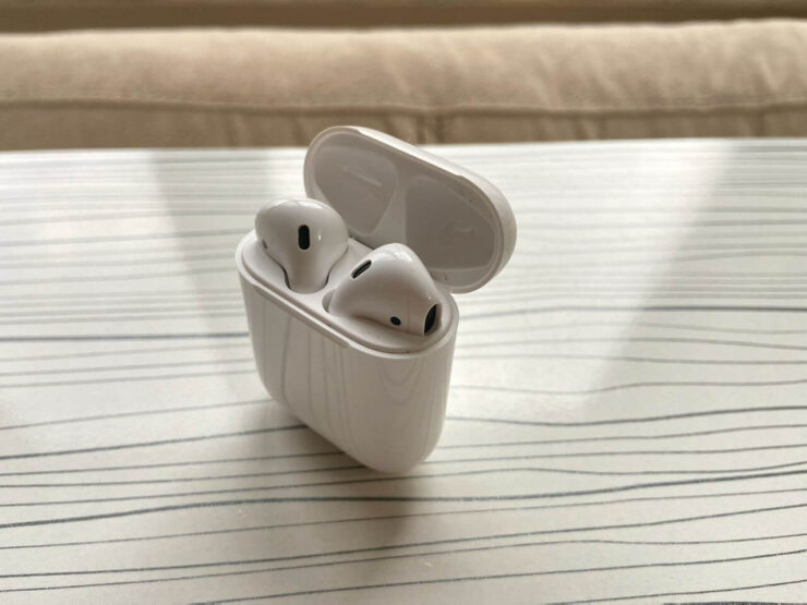 Беспроводные наушники — вкладыши. Классические AirPods 2 уже немного устарели. Лучше покупать модели свежее. Беспроводные наушники — вкладыши. Классические AirPods 2 уже немного устарели. Лучше покупать модели свежее. Фото.