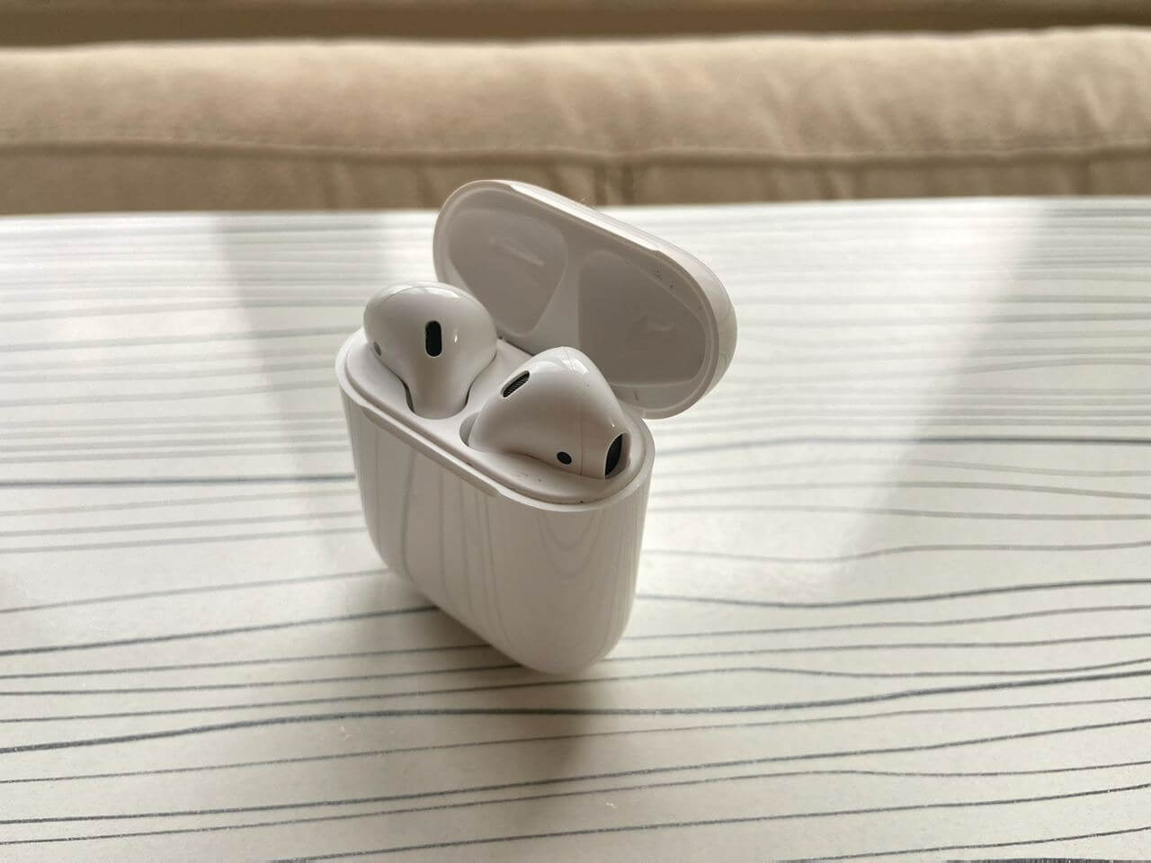 Классические AirPods 2 уже немного устарели. Лучше покупать модели свежее. Фото.