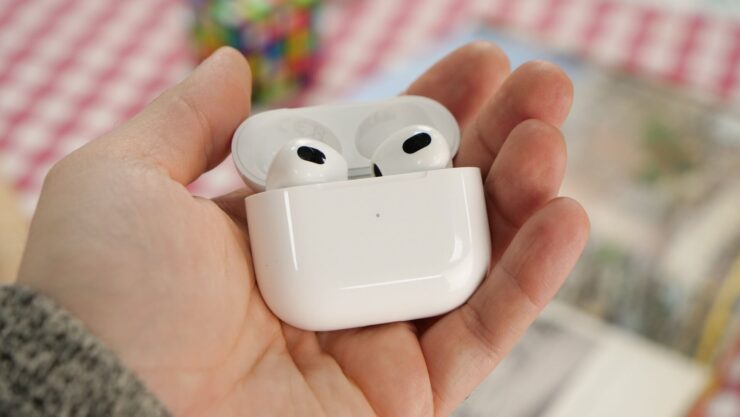 Беспроводные наушники — вкладыши. AirPods 3 выглядят как AirPods Pro, только без насадок. Беспроводные наушники — вкладыши. AirPods 3 выглядят как AirPods Pro, только без насадок. Фото.