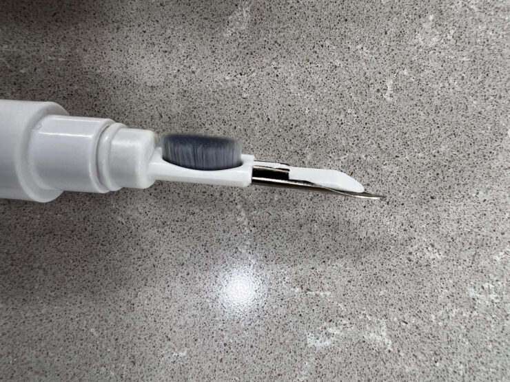 Набор для чистки наушников. С помощью такого набора можно в два счета почистить любые наушники. Набор для чистки наушников. С помощью такого набора можно в два счета почистить любые наушники. Фото.