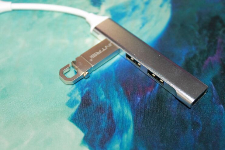 Такой переходник не займет много места в любой сумке. Фото.