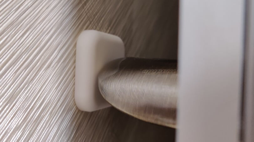 С помощью таких накладок стены будут под защитой. Фото.