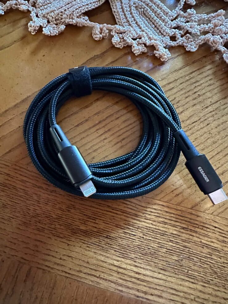 Кабель для зарядки Айфона. Плетеные кабели намного долговечнее обычных. Фото.