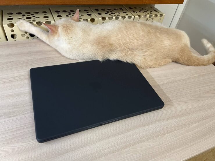 Чехол для Макбука. С помощью чехла можно изменить цвет Макбука на черный. Фото.