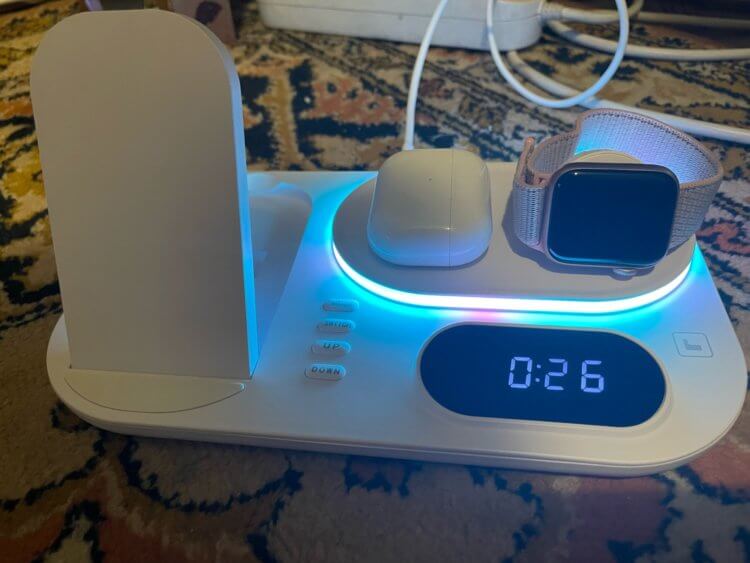 Зарядная станция для Apple. Подсветка может выступать в качестве ночника или прикроватной лампы. Фото.