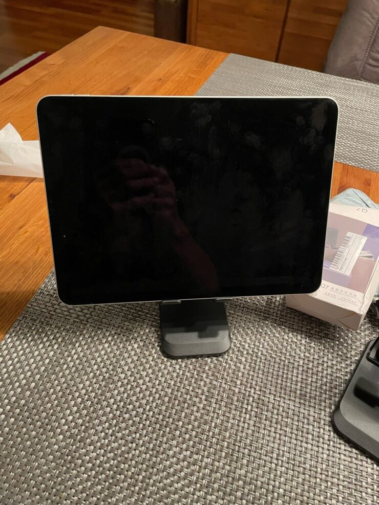 Подставку можно использовать и для смартфона. Фото.