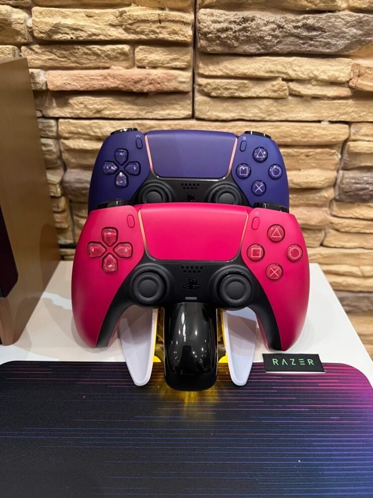 С помощью такой док-станции у геймпадов всегда будет свое место. Фото.