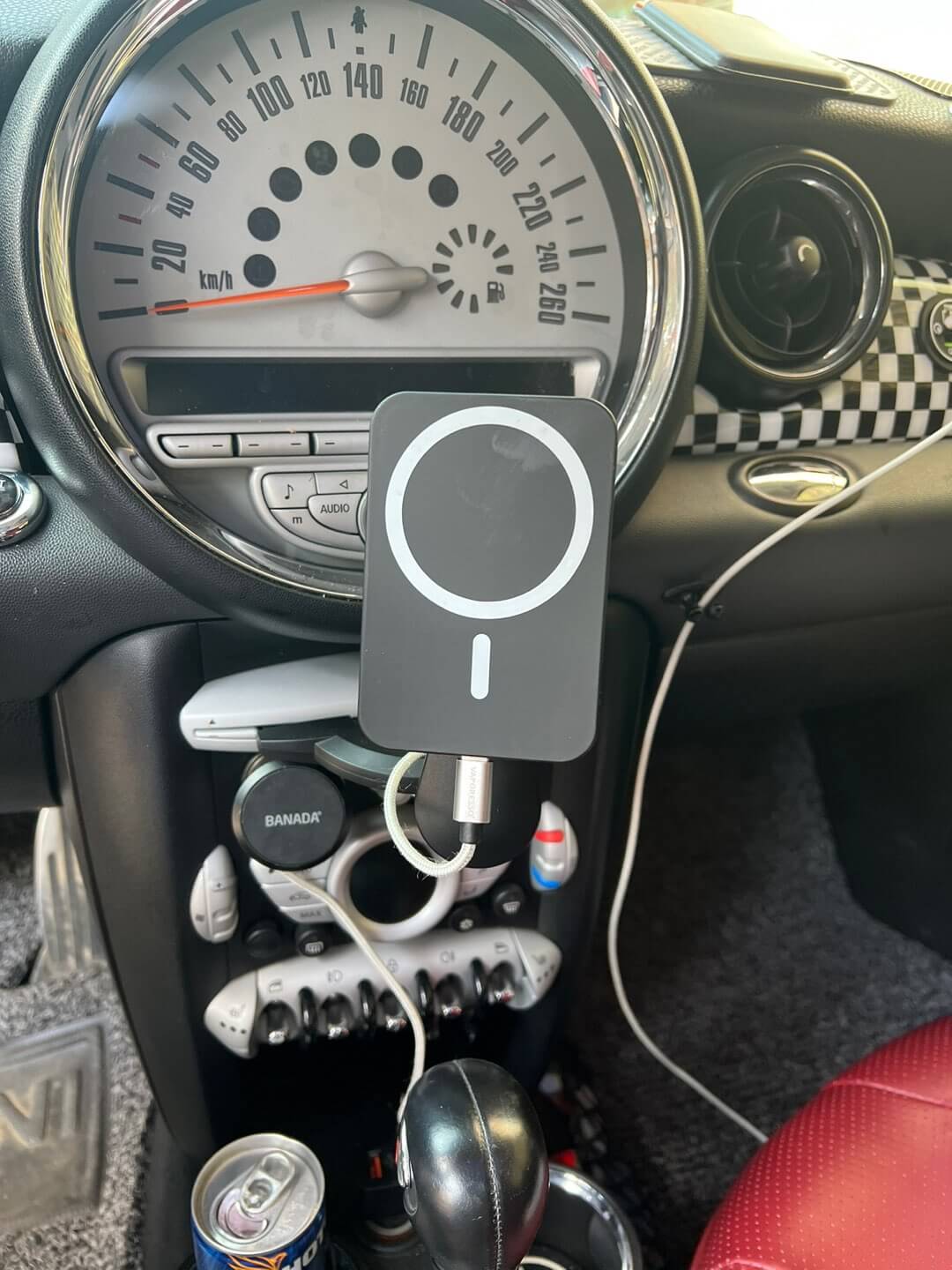 MagSafe держатель не портит внешний вид салона автомобиля. Фото.