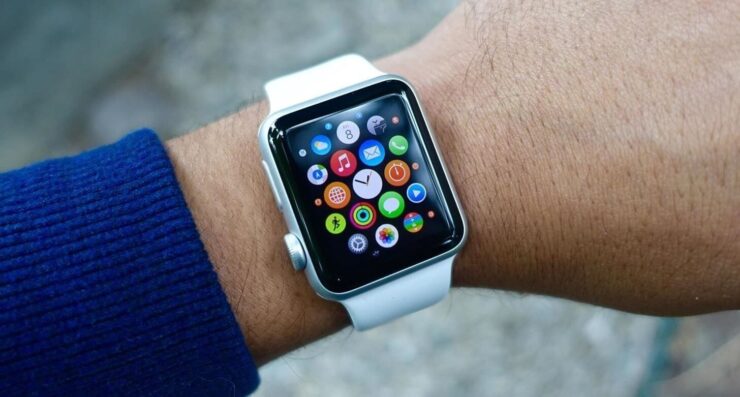 Как перевернуть Apple Watch. В таком положении нажатие коронки кистью при сгибе будет исключено. Фото.