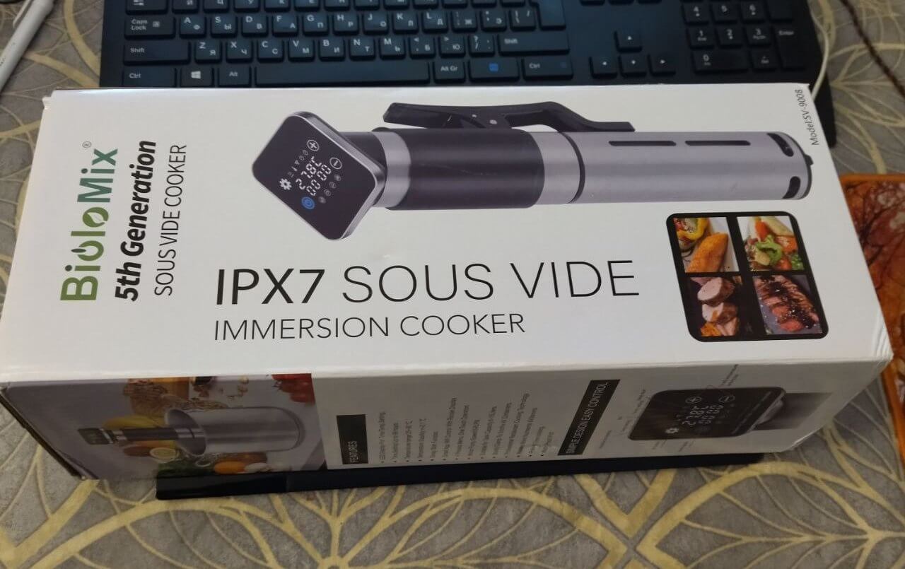 Для приготовления продуктов методом су-вид вам также потребуется контейнер с водой. Фото.