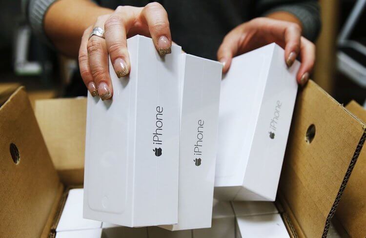 Восстановленный iPhone — что это. Восстановленные iPhone поставляются вот в таких белых, нераскрашенных, коробках. Фото.