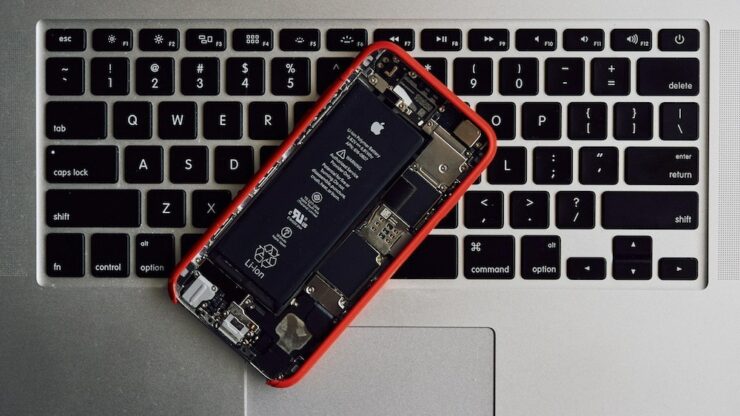 До iPhone 14 подобраться к аккумулятору в Айфонах было не просто. Фото.