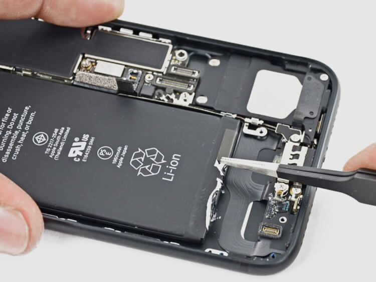 Сколько стоит заменить аккумулятор на Айфоне. Заменить батарею в сервисе не составляет никаких проблем. Фото.