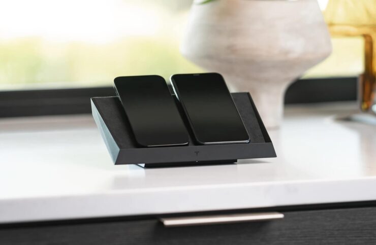 На этой зарядке одновременно помещается до трёх устройств. Фото.