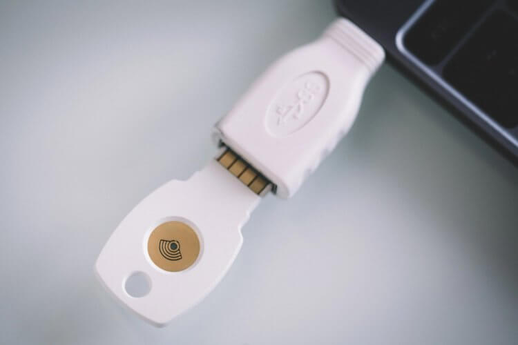 Двухфакторная аутентификация Apple. Если на ключе есть USB, то его можно подключить к компьютеру. Фото.