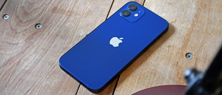 iPhone 12 выглядит современнее не только iPhone SE 3, но и iPhone XR. Фото.