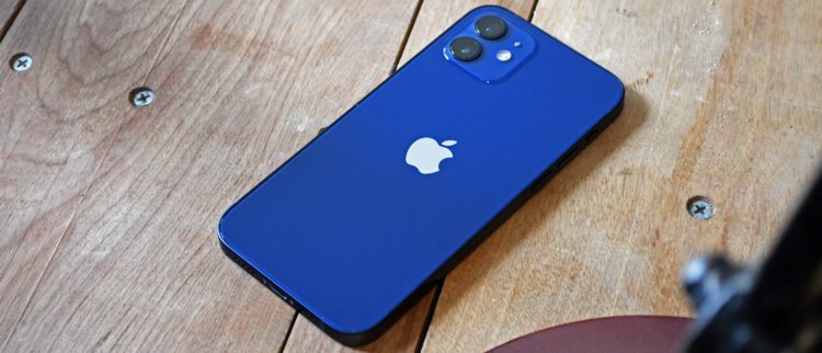 Какой Айфон купить в 2022. iPhone 12 выглядит современнее не только iPhone SE 3, но и iPhone XR. Фото.