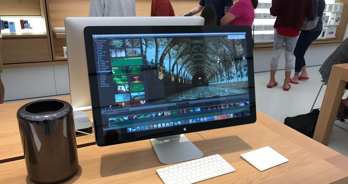 Мониторы Apple Display. Mac Pro 2013 имеет один из самых запоминающихся дизайнов. Мониторы Apple Display. Mac Pro 2013 имеет один из самых запоминающихся дизайнов. Фото.