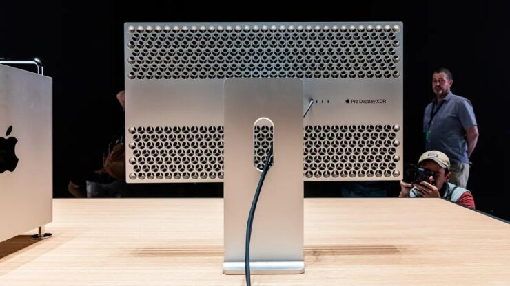Задняя панель старого Pro Display XDR выполнено в стиле Mac Pro. Фото.