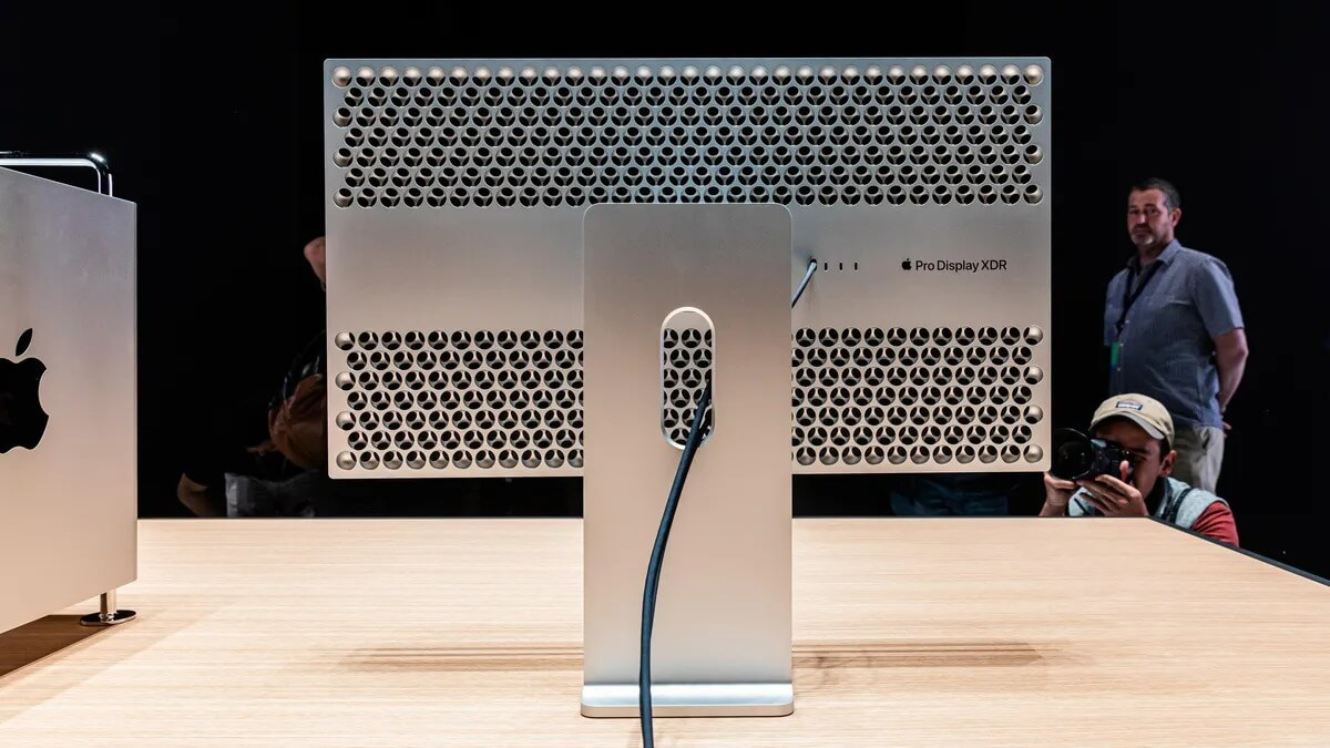 Мониторы Apple Display. Задняя панель старого Pro Display XDR выполнено в стиле Mac Pro. Мониторы Apple Display. Задняя панель старого Pro Display XDR выполнено в стиле Mac Pro. Фото.