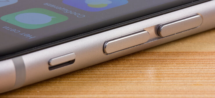 За заменой кнопки отключения звука надо обращаться только к профессионалам. Фото.