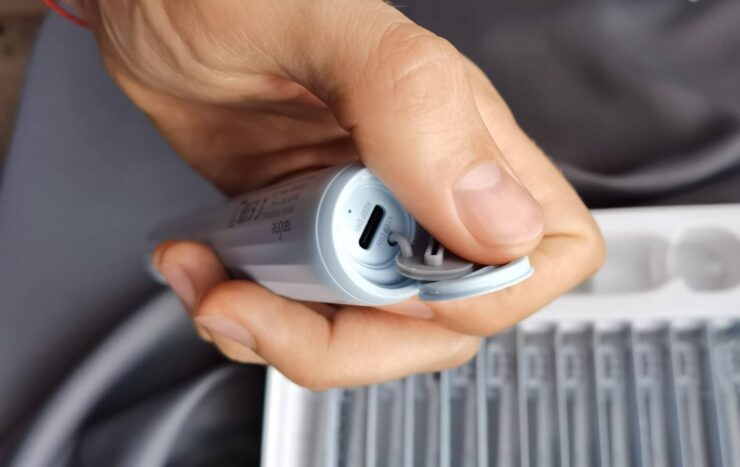 Сколько заряжать зубную щетку. Под заглушкой порт USB-C поэтому зарядка не станет проблемой. Фото.