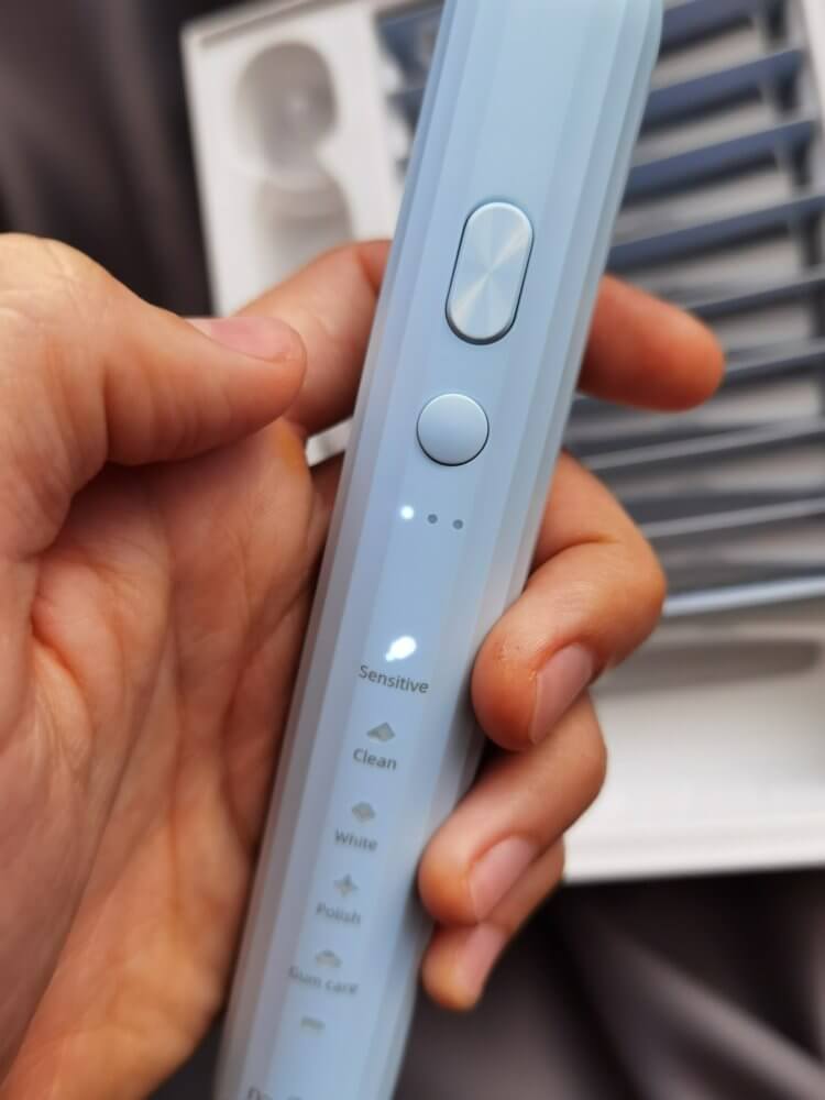 Звуковая электрическая зубная щетка. С помощью этих кнопок можно легко переключаться между режимами. Фото.