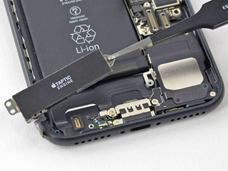 Замена вибромотора на Айфоне. Замена Taptic Engine — быстрый процесс, если его выполняют профессионалы. Фото.