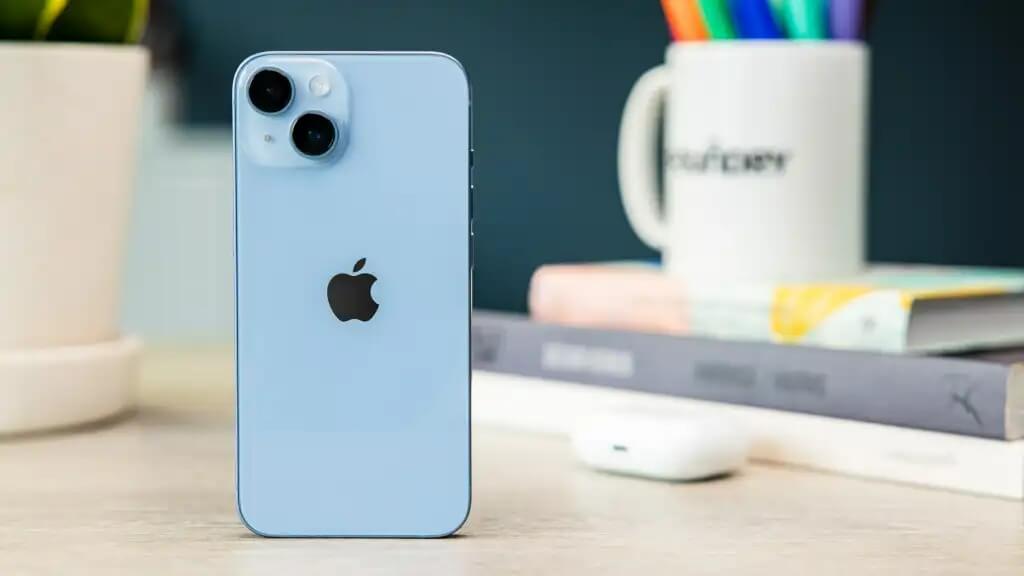 Камера оформлена элегантнее на iPhone 14. Фото.